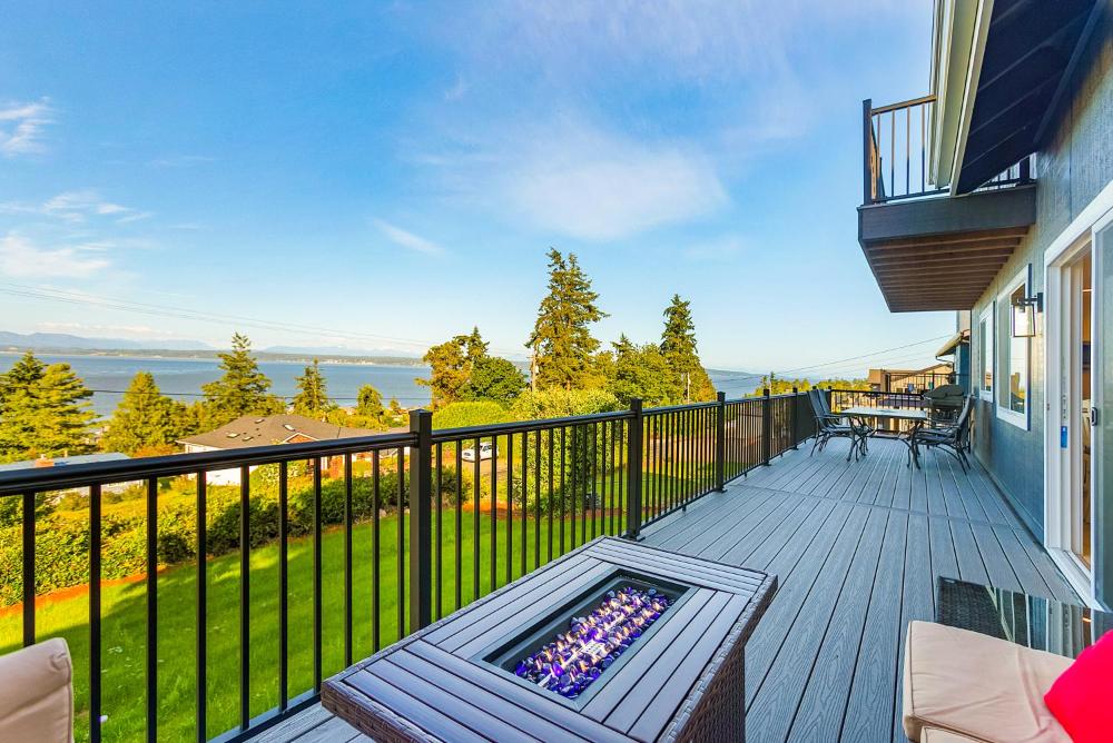 Peaceful Island Getaway, Port Susan views with BBQ & Playroom